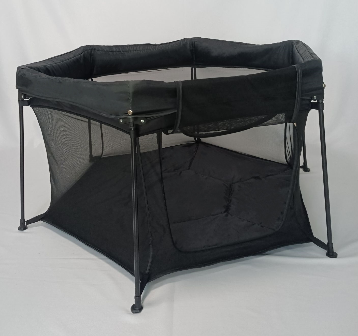 New hexagonal floor-standing playpen
